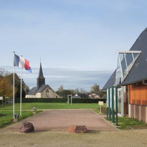 Esplanade de la Mairie et Salle polyvalente de Barneville sur Seine avec vue sur l'église @Barneville s/r Seine Entrée de la mairie de Barneville sur Seine